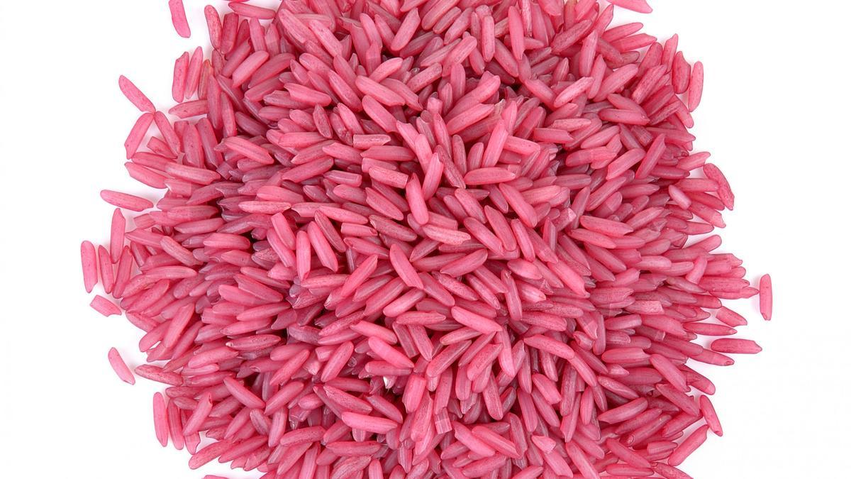 Montoncito de arroz rosa.