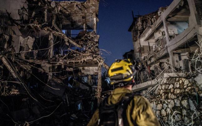 Un edificio alcanzado directamente por un misil balístico iraní en Tel Aviv.