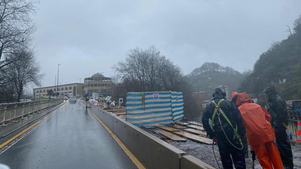 Vista de las obras en el puente de Ezkuzta, situado en el término municipal de Azpeitia, en dirección a Zestoa.