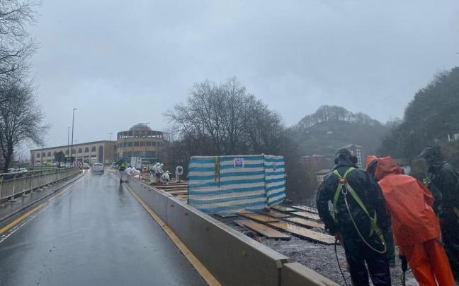 Vista de las obras en el puente de Ezkuzta, situado en el término municipal de Azpeitia, en dirección a Zestoa.