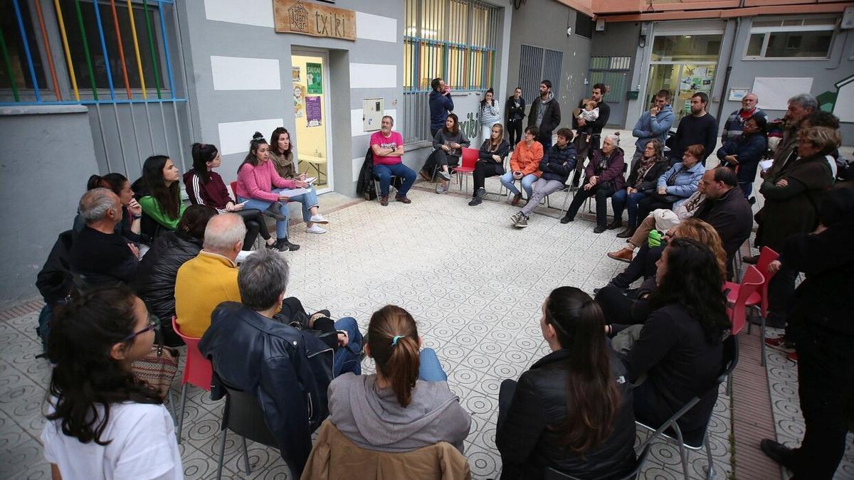 Asamblea vecinal la semana pasada en los locales de los equipos comunitarios de San Juan.