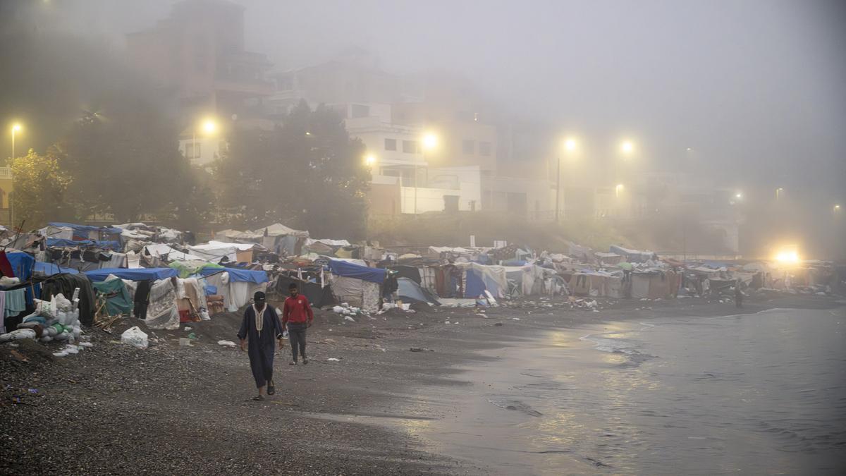 Migrantes en el asentamiento en la playa de El Trampolín.