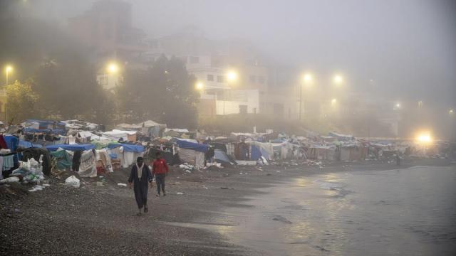 Migrantes en el asentamiento en la playa de El Trampolín.