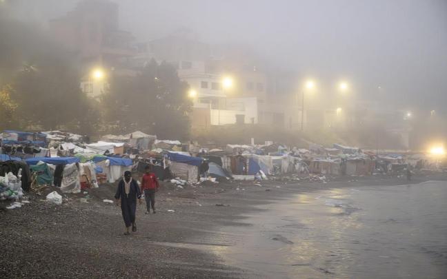 Migrantes en el asentamiento en la playa de El Trampolín.
