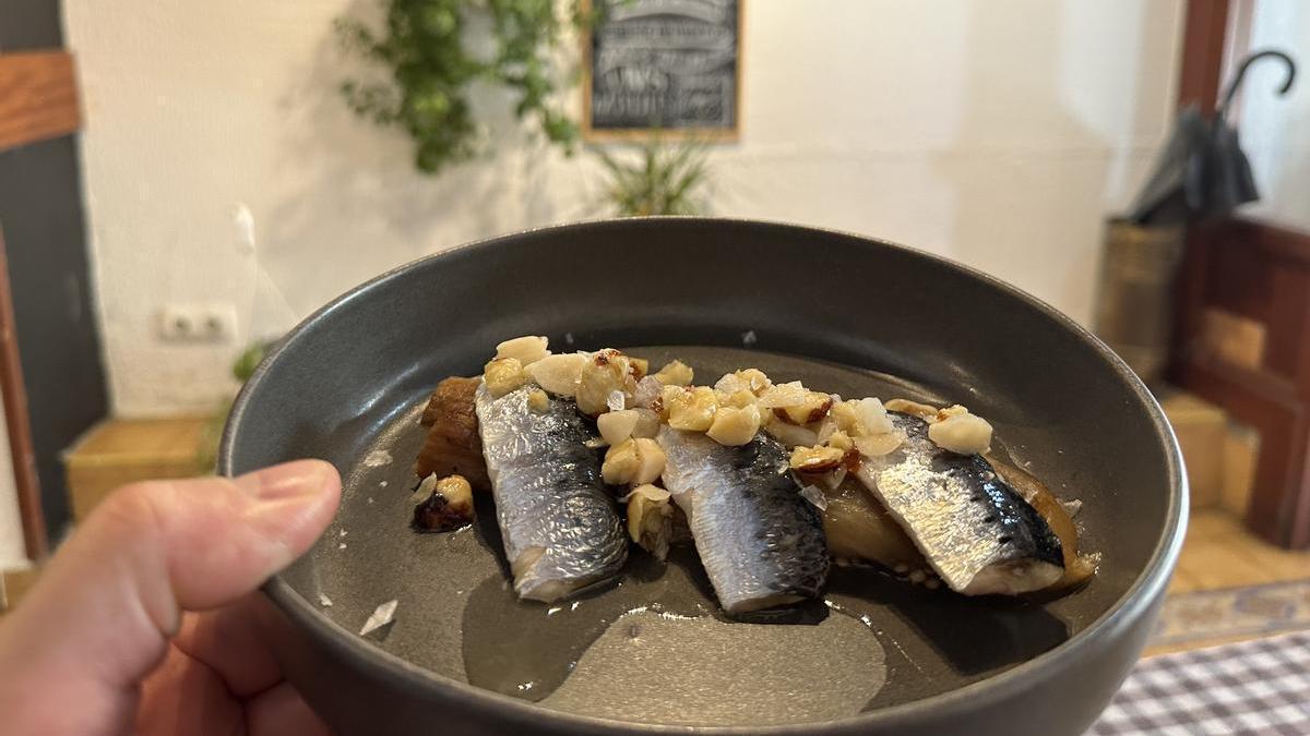 Sardina quemada con berenjena asada y avellanas.