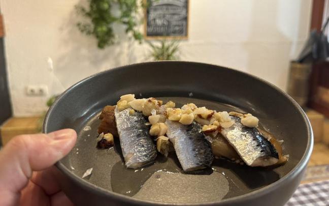 Sardina quemada con berenjena asada y avellanas.