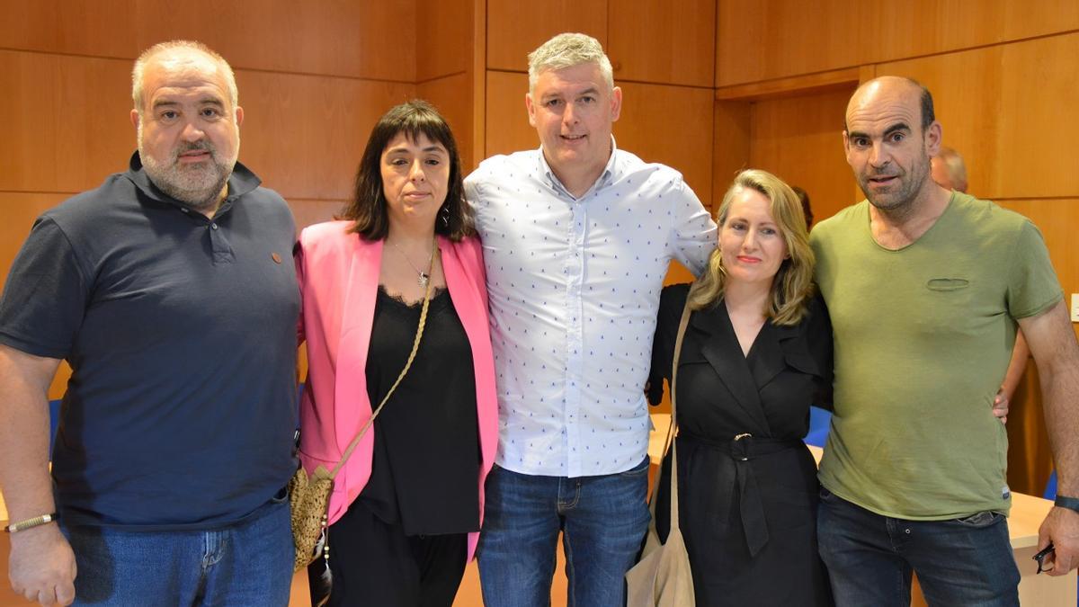 Alamillo de camisa blanca en el centro rodeado del equipo municipal de PNV en el Ayuntamiento de Ayala
