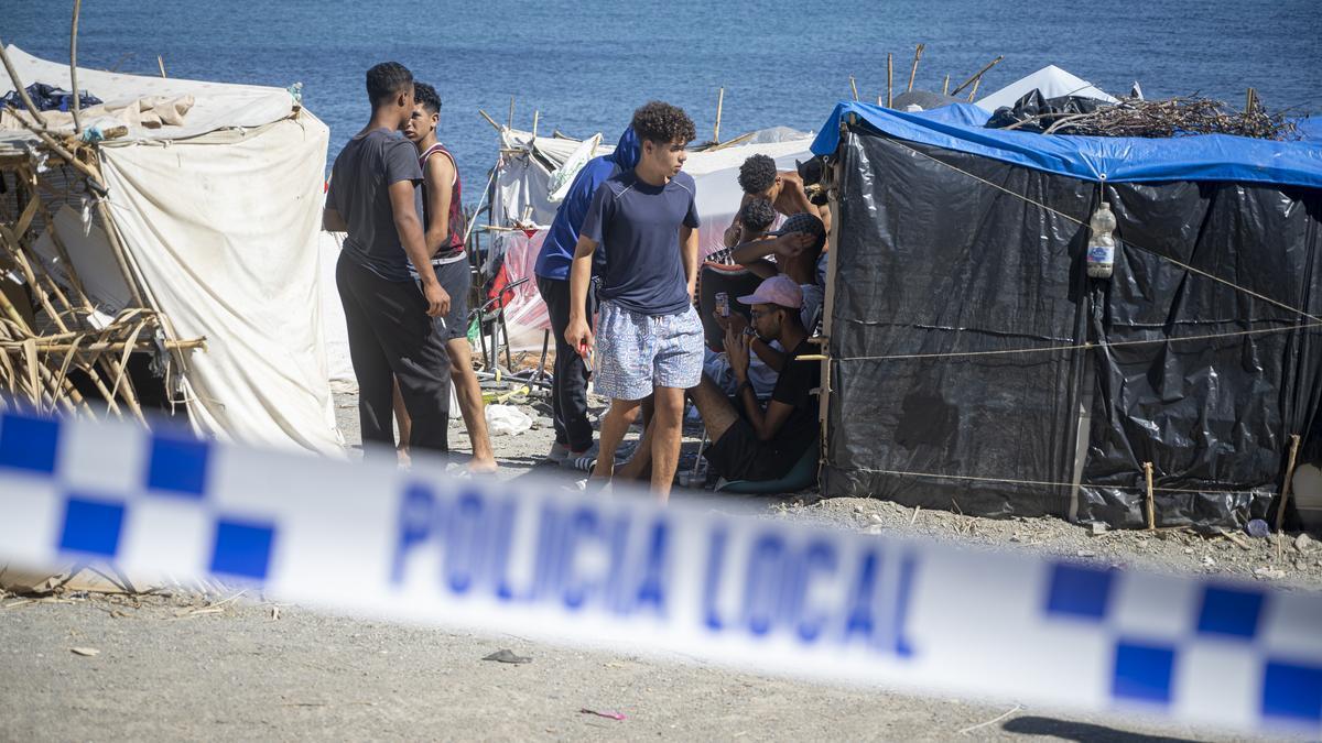 Varios migrantes, en la playa del Trampolín.