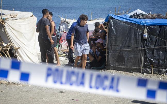 Varios migrantes, en la playa del Trampolín.