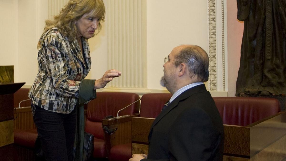 María Jesús Aguirre, que integró el pleno de la cámara en las legislaturas primera, sexta, séptima y octava, charlando con Txarli Prieto.
