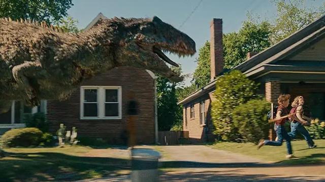 Un dinosaurio irrumpe en la aparente tranquilidad de un barrio residencial en "El final de Oak Street".