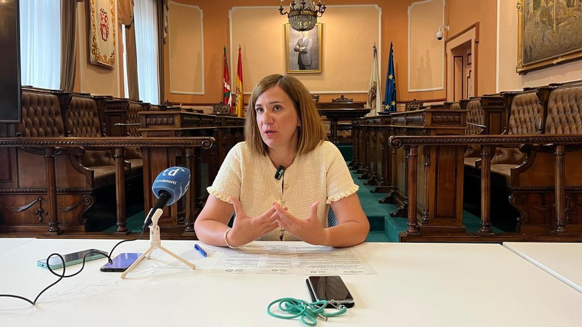 La alcaldesa de Irun, Cristina Laborda, durante su comparecencia ante los medios esta mañana.