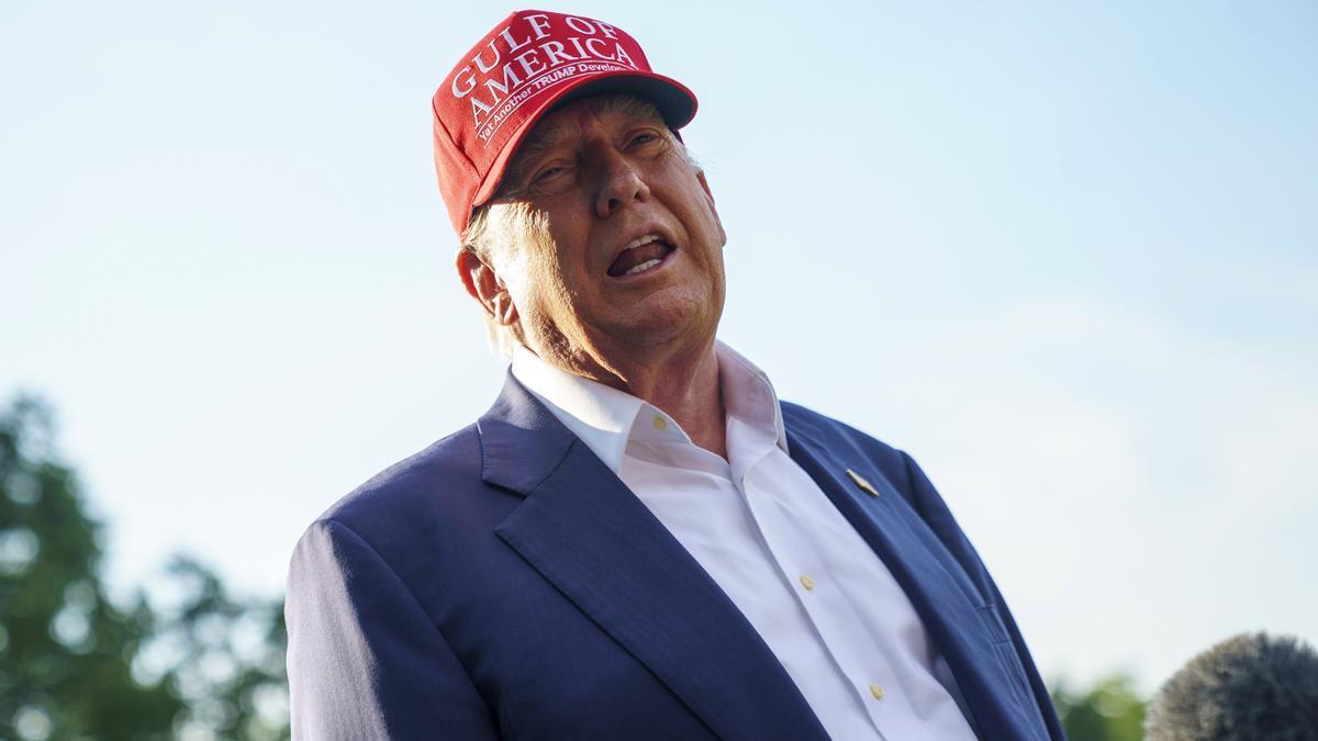 Donald Trump durante su visita a la nueva cárcel de Florida.