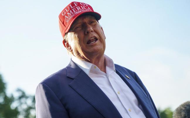 Donald Trump durante su visita a la nueva cárcel de Florida.