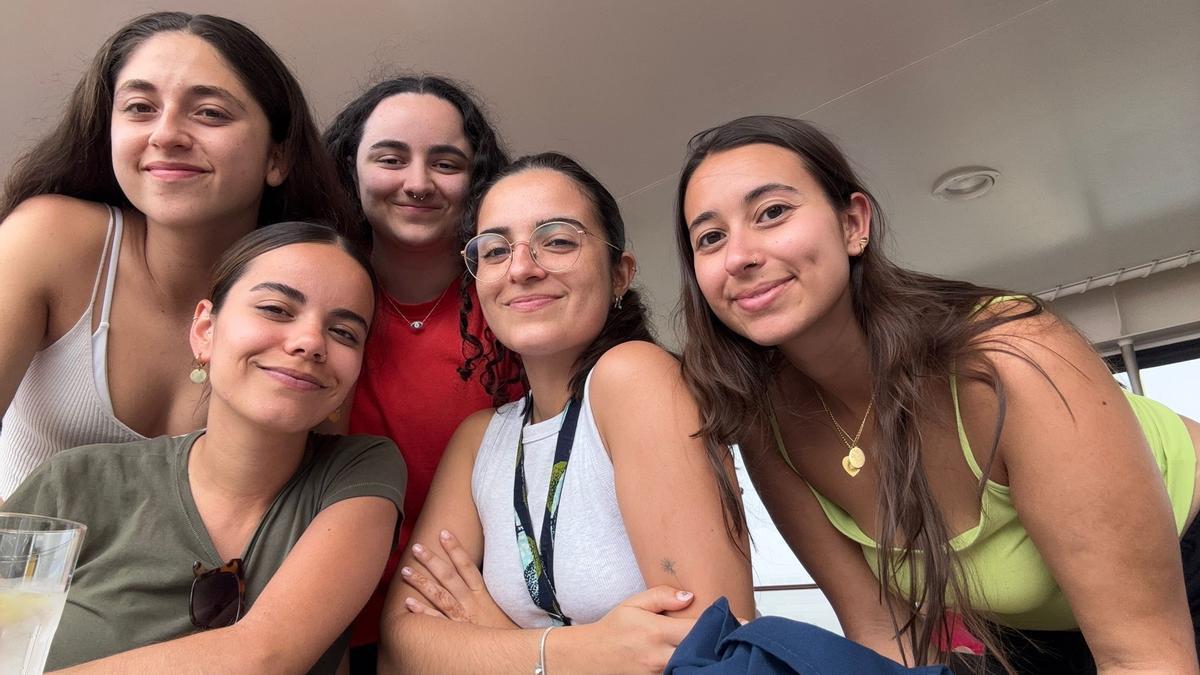 Marta Vivó, Ángela Taracido, Lucía Mateo, Lucía Salinas y Marina Vázquez, desde el crucero en el puerto de Dubai,donde llevan tres días atrapadas.