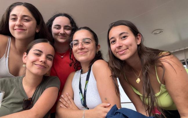Marta Vivó, Ángela Taracido, Lucía Mateo, Lucía Salinas y Marina Vázquez, desde el crucero en el puerto de Dubai,donde llevan tres días atrapadas.