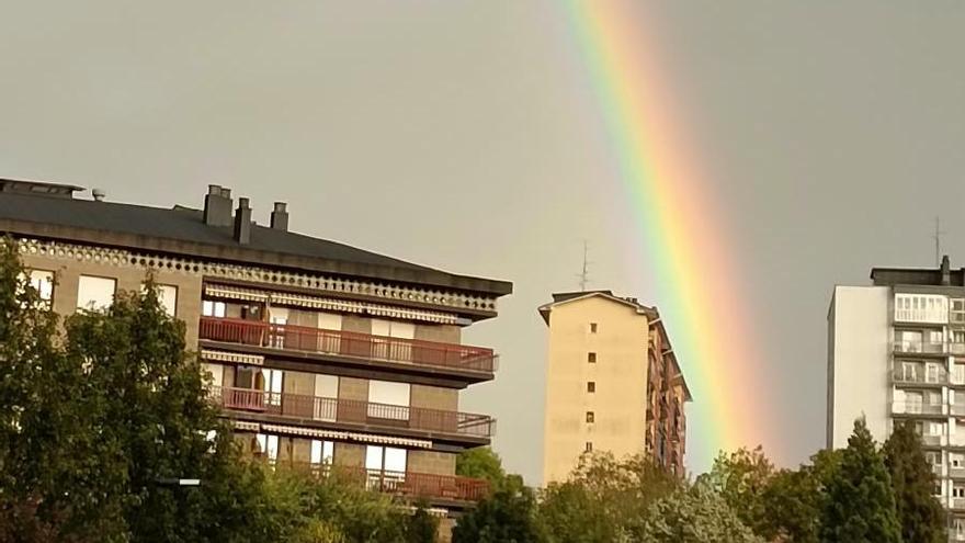 El arco iris sale de entre dos de las torres de Eitzaga.