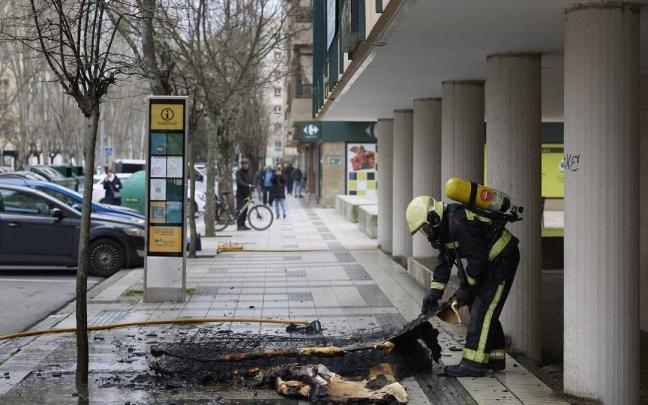 Lanza un colchón en llamas por una ventana en el barrio de Iturrama de Iruñea Lanza un colchón en llamas por una ventana en el barrio de Iturrama de Iruñea