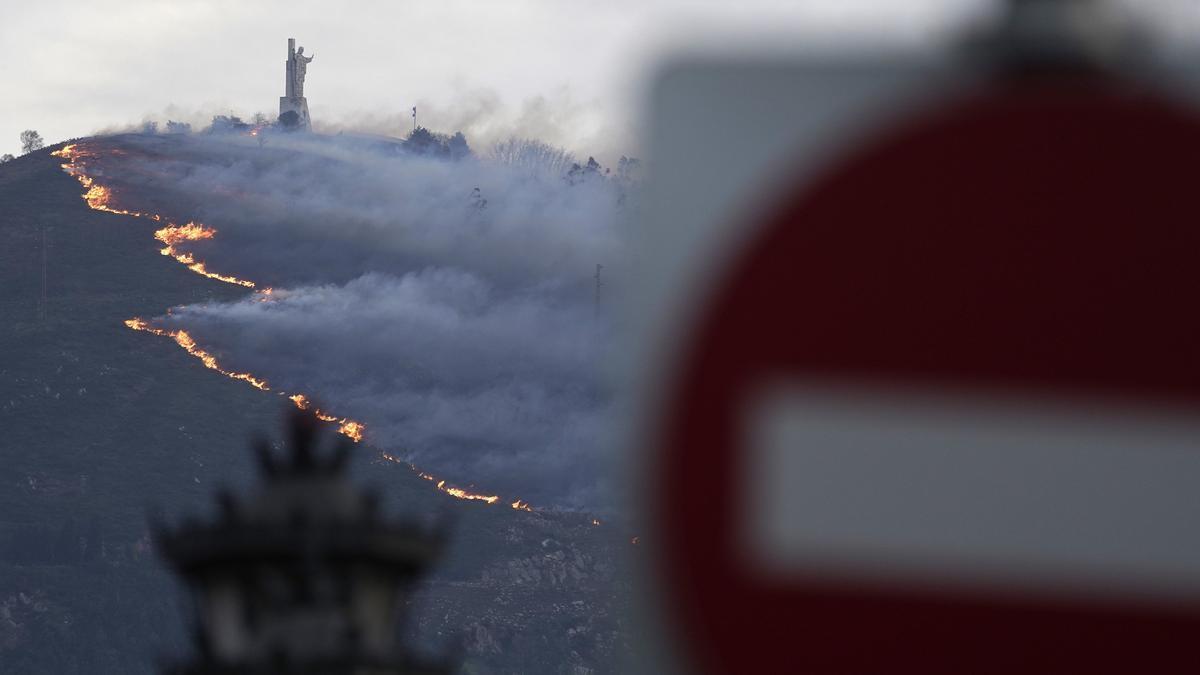Uno de los 116 incendios forestales activos en Asturias llega al monte Naranco en Oviedo