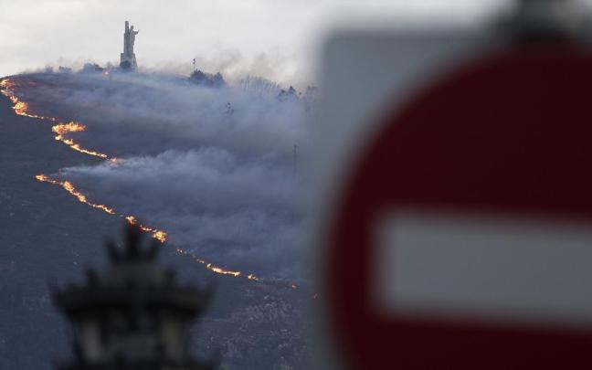 Uno de los 116 incendios forestales activos en Asturias llega al monte Naranco en Oviedo Uno de los 116 incendios forestales activos en Asturias llega al monte Naranco en Oviedo