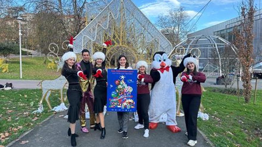 Nuria Alzaga, delegada de Impulso de Ciudad, junto a bailarines y bailarinas de 22 Academy.