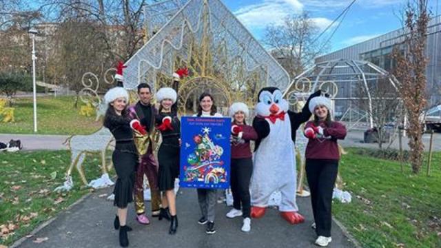 Nuria Alzaga, delegada de Impulso de Ciudad, junto a bailarines y bailarinas de 22 Academy.