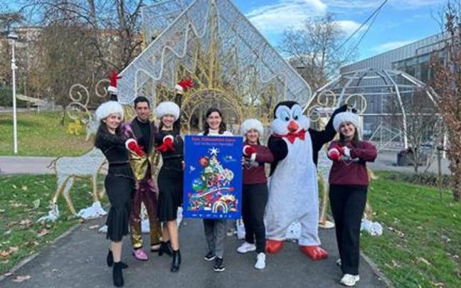 Nuria Alzaga, delegada de Impulso de Ciudad, junto a bailarines y bailarinas de 22 Academy.
