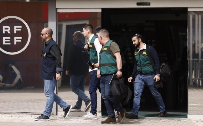 Un agente de la Europol y varios agentes de la Unidad Central Operativa (UCO) de la Guardia Civil salen de la Real Federación Española de Fútbol (RFEF)