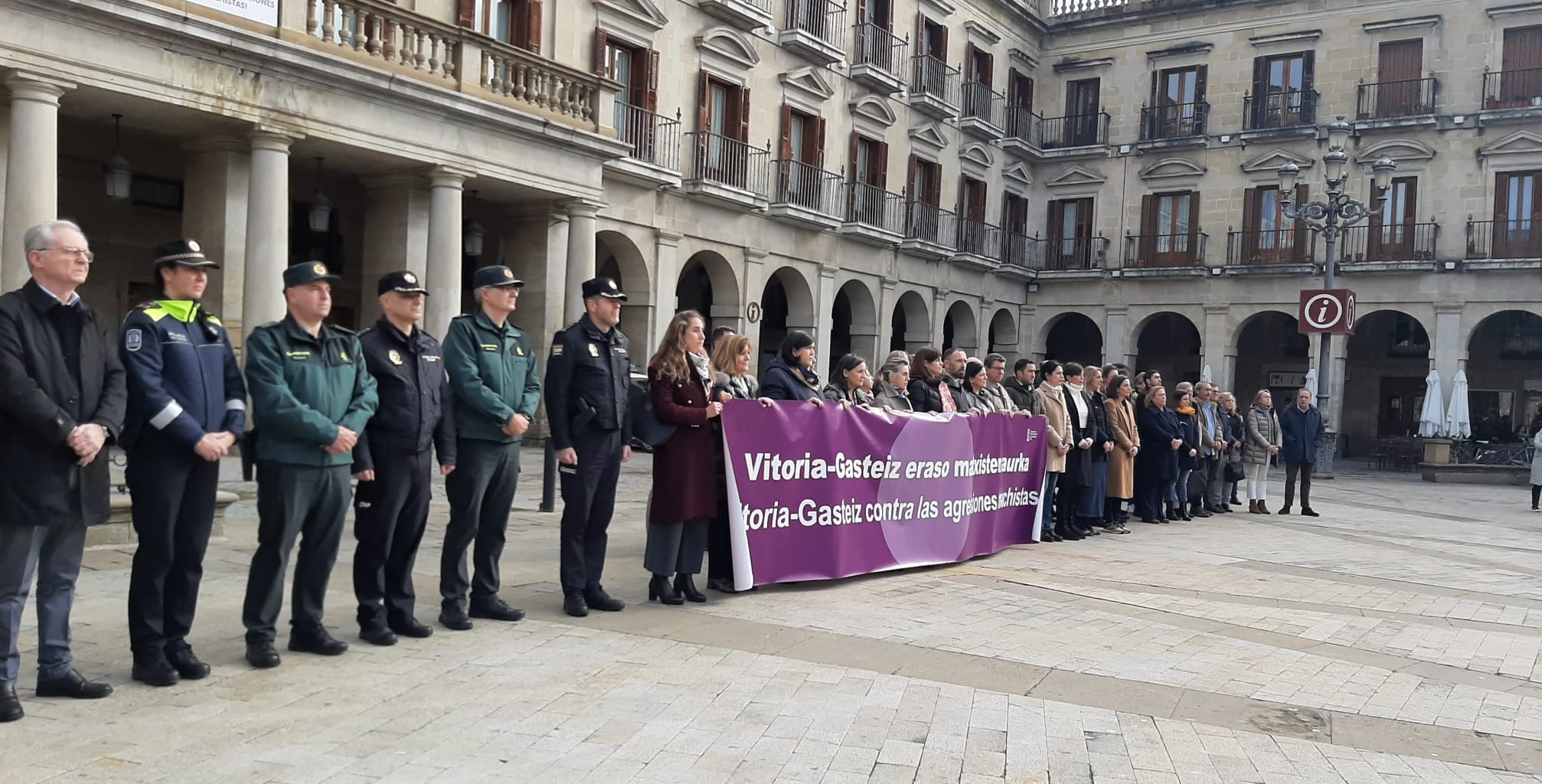 Concentración en la Plaza Nueva contra el último intento de asesinato machista en Gasteiz. Foto: Marce Rodríguez
