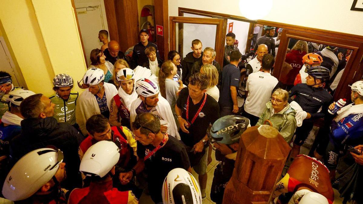 Los ciclistas, refugiados en el hotel.