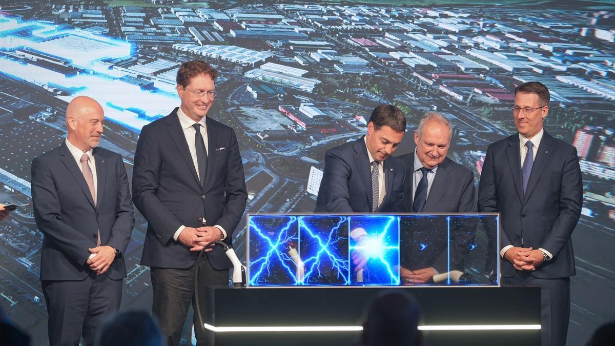 El CEO de Mercedes-Benz Group, Ola Källenius, el Lehendakari Imanol Pradales, y el ministro de Industria y Turismo, Jordi Hereu, durante la celebración del acto de presentación institucional del inicio de producción del nuevo modelo de vehículo eléctrico VLE de Mercedes-Benz, a 12 de junio de 2026.