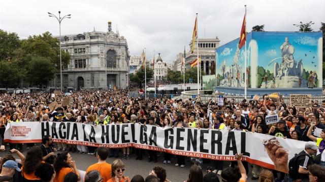 Numerosas personas sostienen una pancarta con el lema 'Hacia la huelga general' durante la manifestación para exigir una reducción del precio de los alquileres de la vivienda.