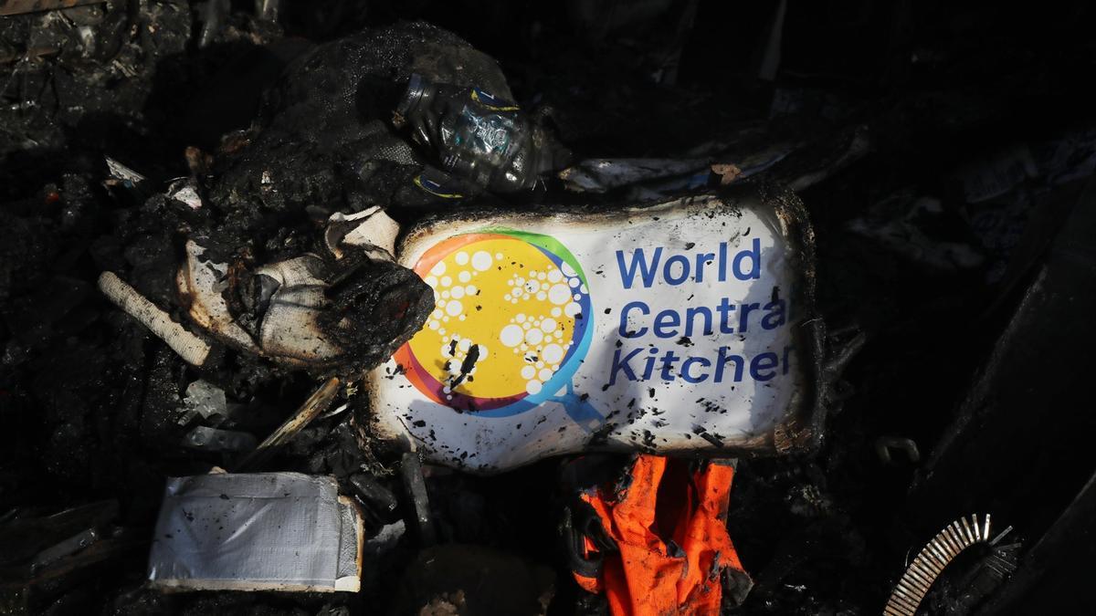 Un vehículo de World Central Kitchen destruido por el ataque israelí.