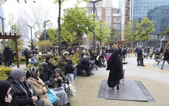 Los ciudadanos de Estambul esperan en la calle con sus pertenencias tras el terremoto. / EFE Los ciudadanos de Estambul esperan en la calle con sus pertenencias tras el terremoto.