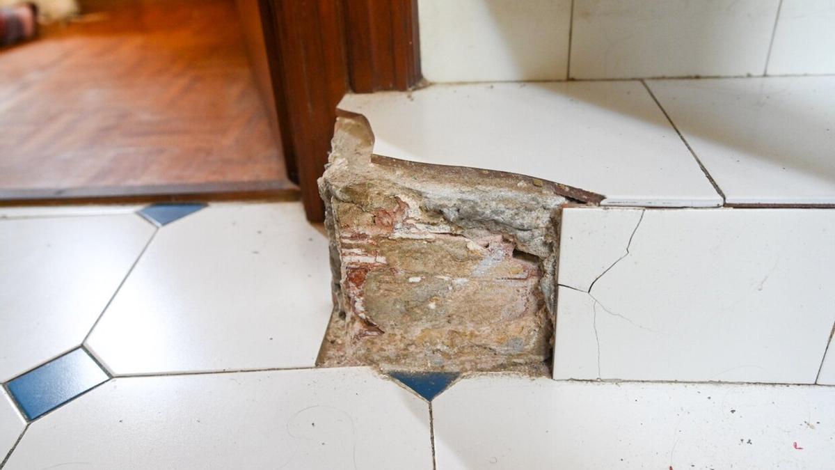 Desperfecto en uno de los escalones interiores del piso.