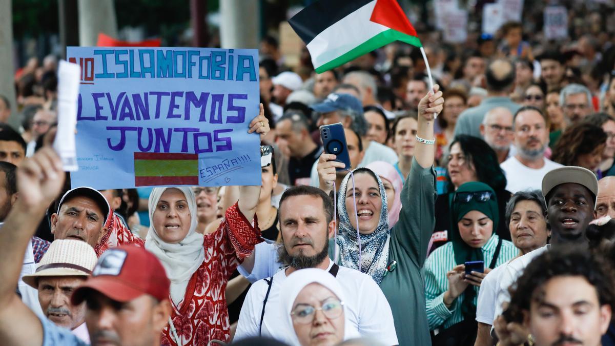 Varias personas durante una concentración antirracista