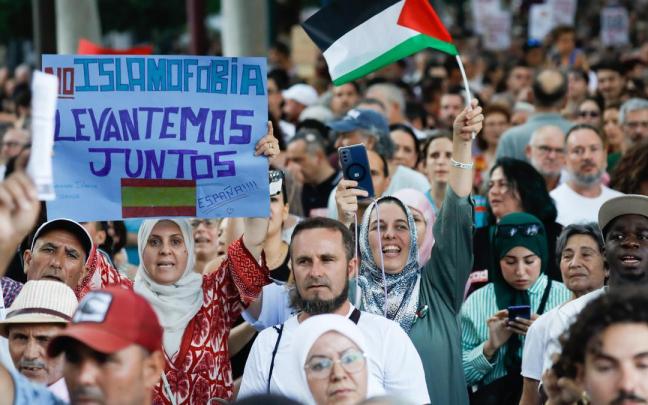 Varias personas durante una concentración antirracista