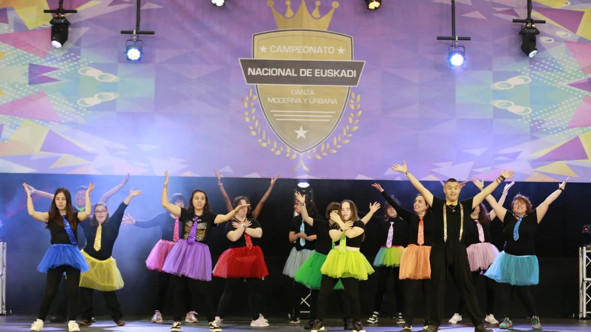 Su compromiso se basa en acercar el baile.