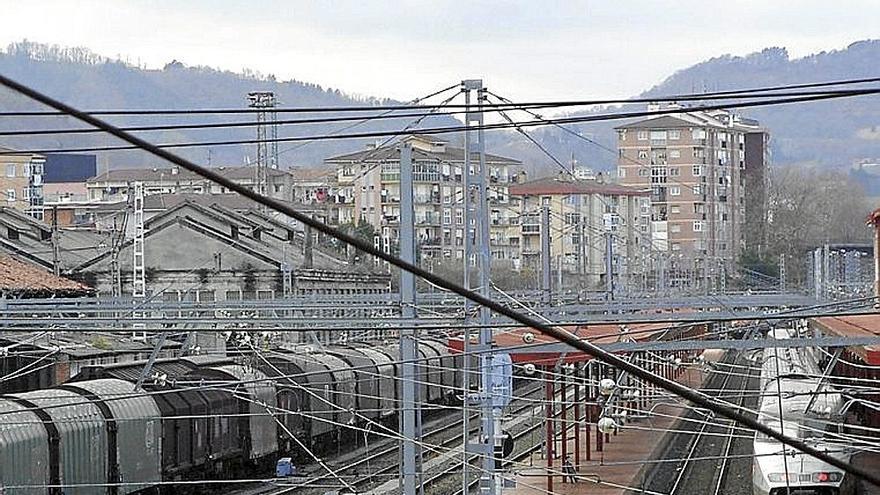 Vías de tren en Irun. | FOTO: N. G.