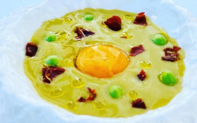 Crema de guisantes con yema y jamón.