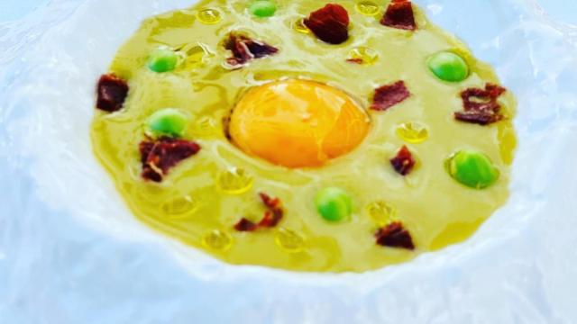 Crema de guisantes con yema y jamón. / María Malo Crema de guisantes con yema y jamón.