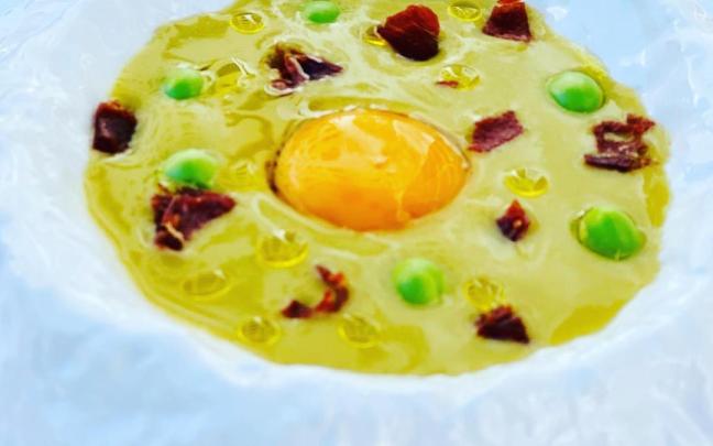 Crema de guisantes con yema y jamón. / María Malo Crema de guisantes con yema y jamón.