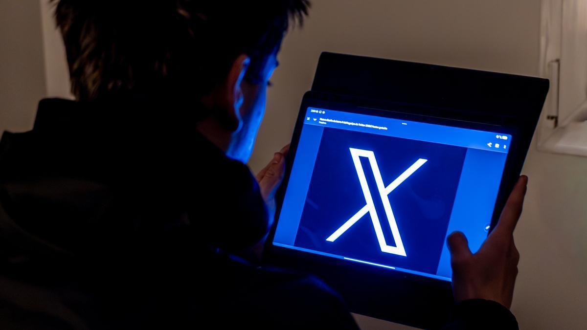 Un joven usa la red social X en una tablet.