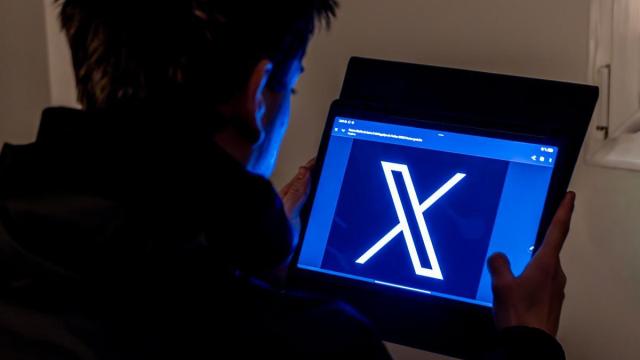 Un joven usa la red social X en una tablet.