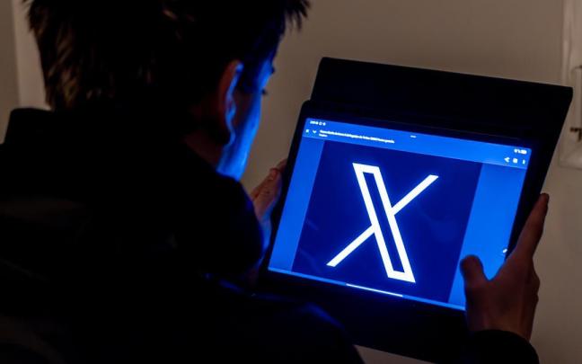 Un joven usa la red social X en una tablet.