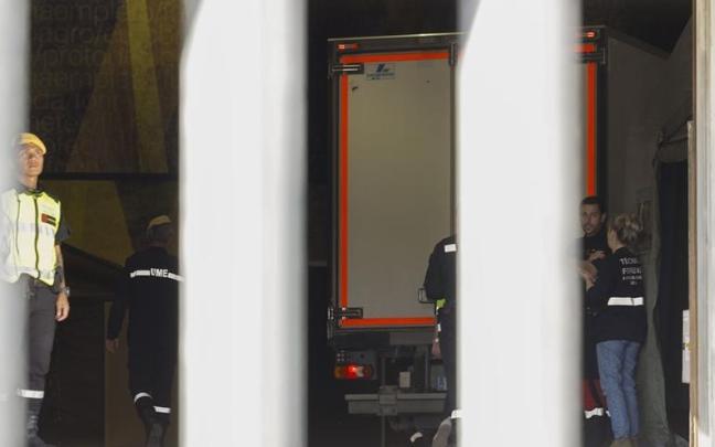 Efectivos de la UME a las puertas de la morgue improvisada que ha sido instalada en la Feria de Valencia