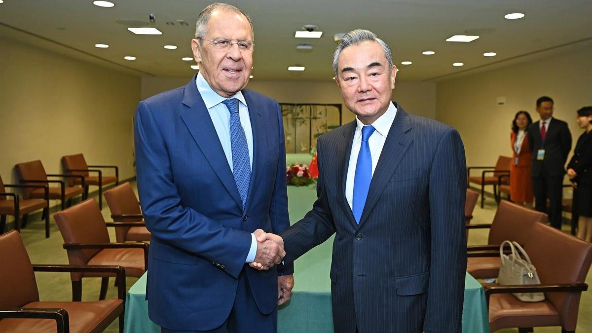 Sergei Lavrov y Wang Yi, ministros de exteriores de Rusia y China, respectivamente