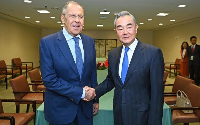 Sergei Lavrov y Wang Yi, ministros de exteriores de Rusia y China, respectivamente