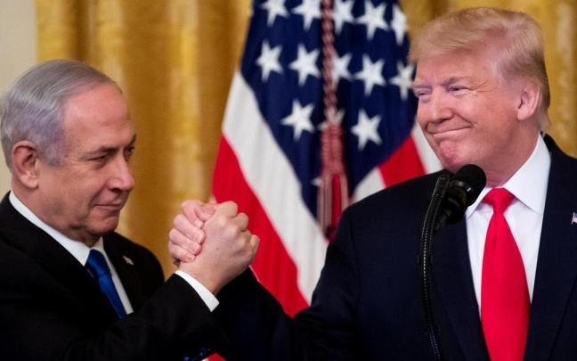 Netanyahu y Trump se saludan en una imagen de archivo.