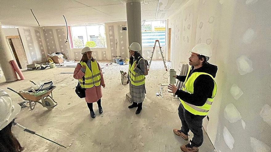 Cristina Laborda, Miren Echeveste y Jokin Berridi (técnico de Obras) durante su visita a este espacio. | FOTO: N.G.